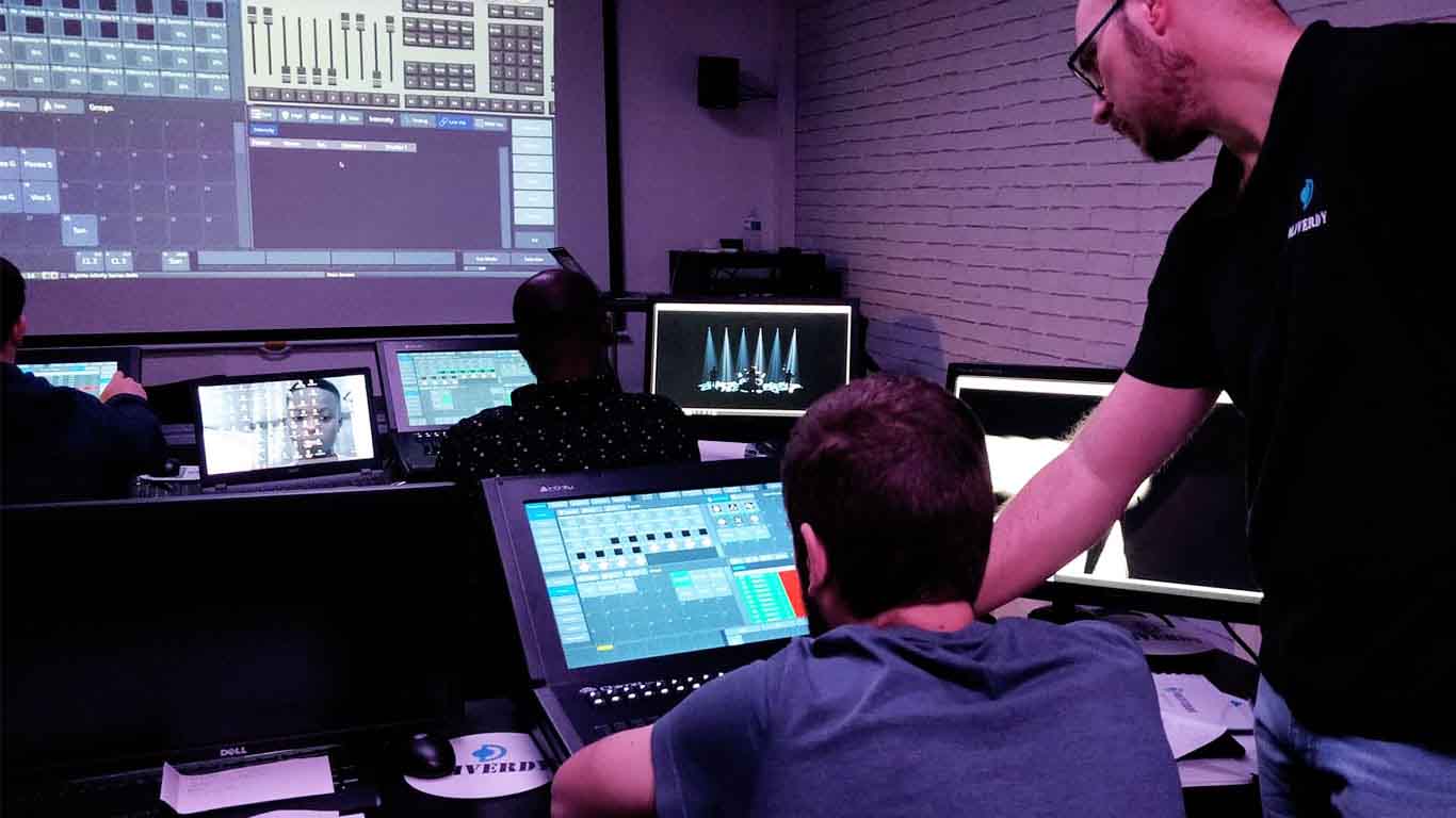 Apprenez à programmer la console Chimp Infinity pour contrôler votre éclairage !