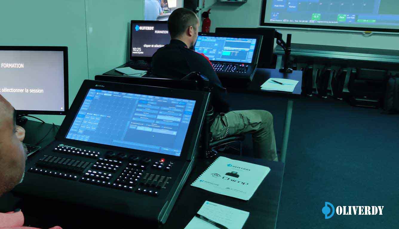 Maîtriser la console d'éclairage Infinity Chimp 300