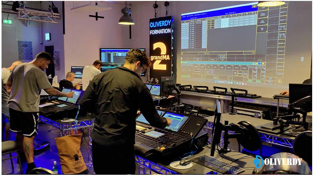 Console d'éclairage lumière GrandMA2 formation chez Oliverdy