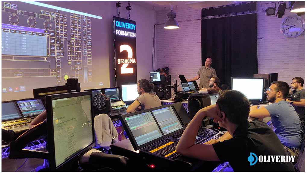 Formateur expliquant les techniques de programmation grandMA2