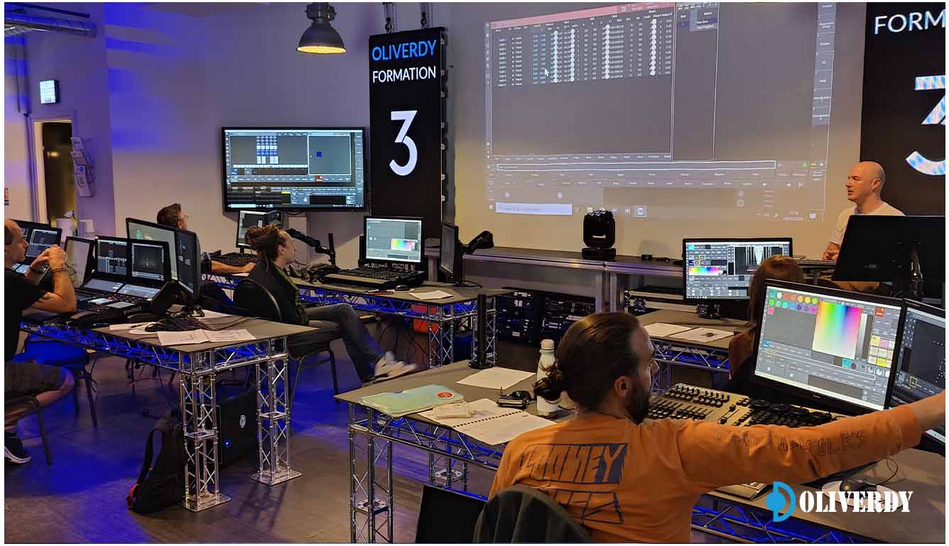 Formateur expliquant les techniques de programmation grandMA3