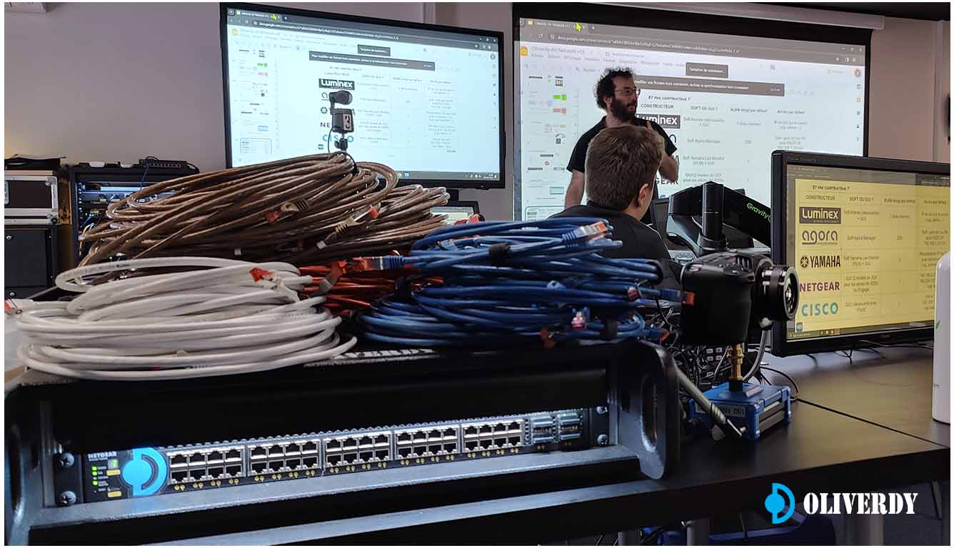 Technicien configurant un réseau TCP/IP en formation audiovisuelle